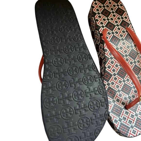 Tory Burch Thandie Wedge Flip-Flops, brand's geometric logo print. Size 9.5 - Picture 5 of 8